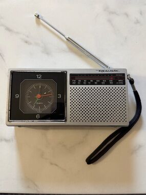 Vintage 1988 Realistic Radio Shack AM/FM Travel Clock Radio 12-133 Tested Works